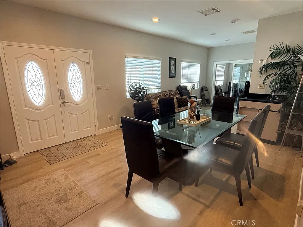 3 bed, 1200 sqft, $3,500 — Photo 4