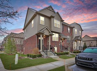 2718 Helmsdale Cir, Rochester Hills, MI 48307