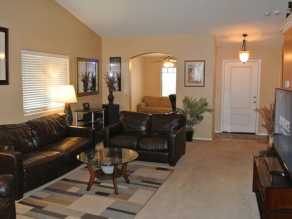 3rd image of 3232 W Huntington Dr