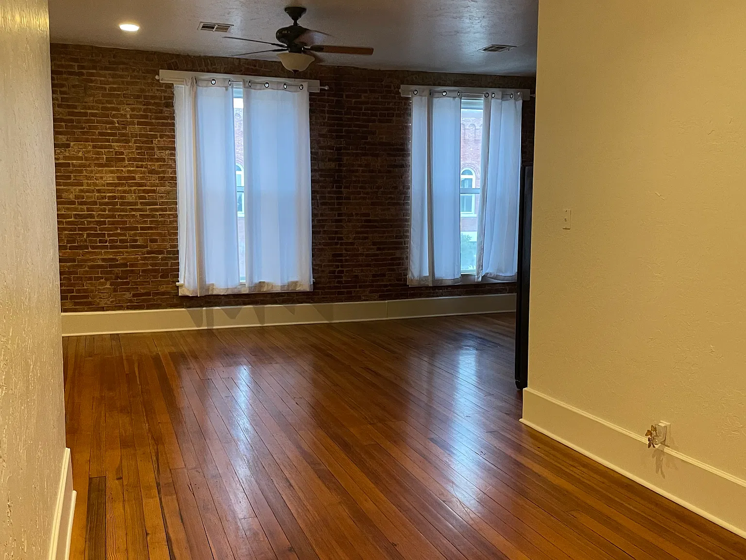 2 bed, 1100 sqft, $1,300 — Photo 4