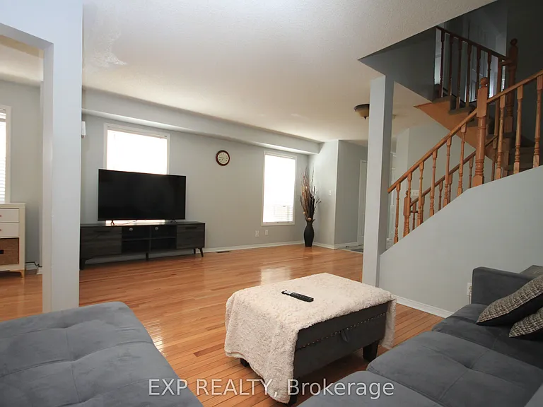 1318 Mowat Ln — Photo 5