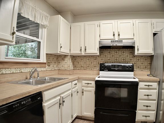 3rd image of 460 Dover Dr