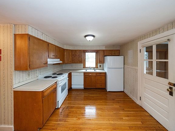 5th image of 402 Prospect St