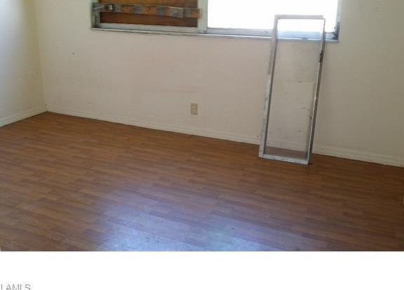 4th image of 990 Jasmine St