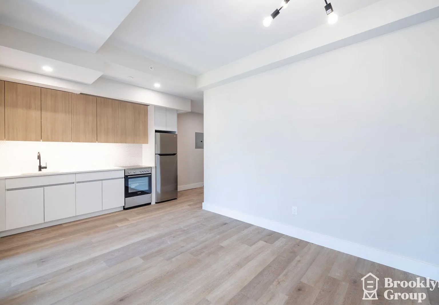 1711 Hancock St — Photo 2