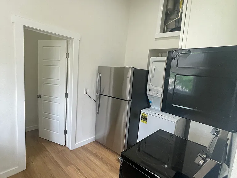 1815 E Houston St #1 — Photo 6