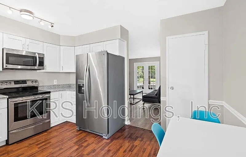 2 bed, 1.0 bath, 800 sqft, $2,400 — Photo 4