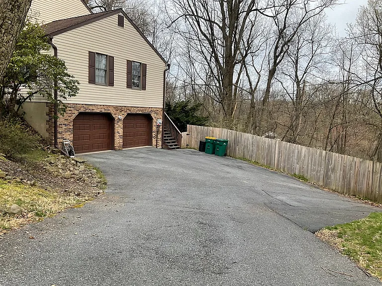 1541 Woodhaven Dr — Photo 2
