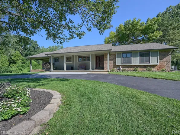 58075 Travis Rd, New Hudson, MI 48165
