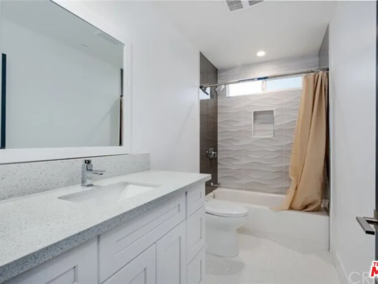 2319 S Redondo Blvd — Photo 7