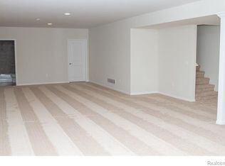 130 Rivercrest Ct, Oxford, MI 48371