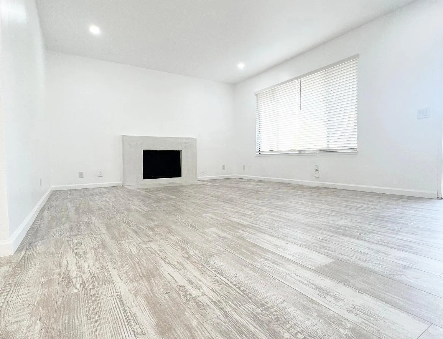 15448 Elm Ln — Photo 3