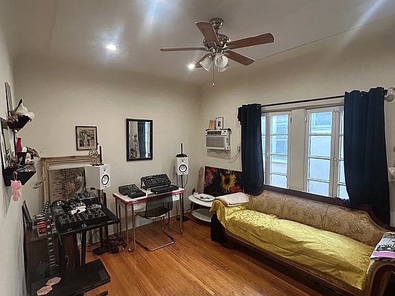 bedroom for rent from door