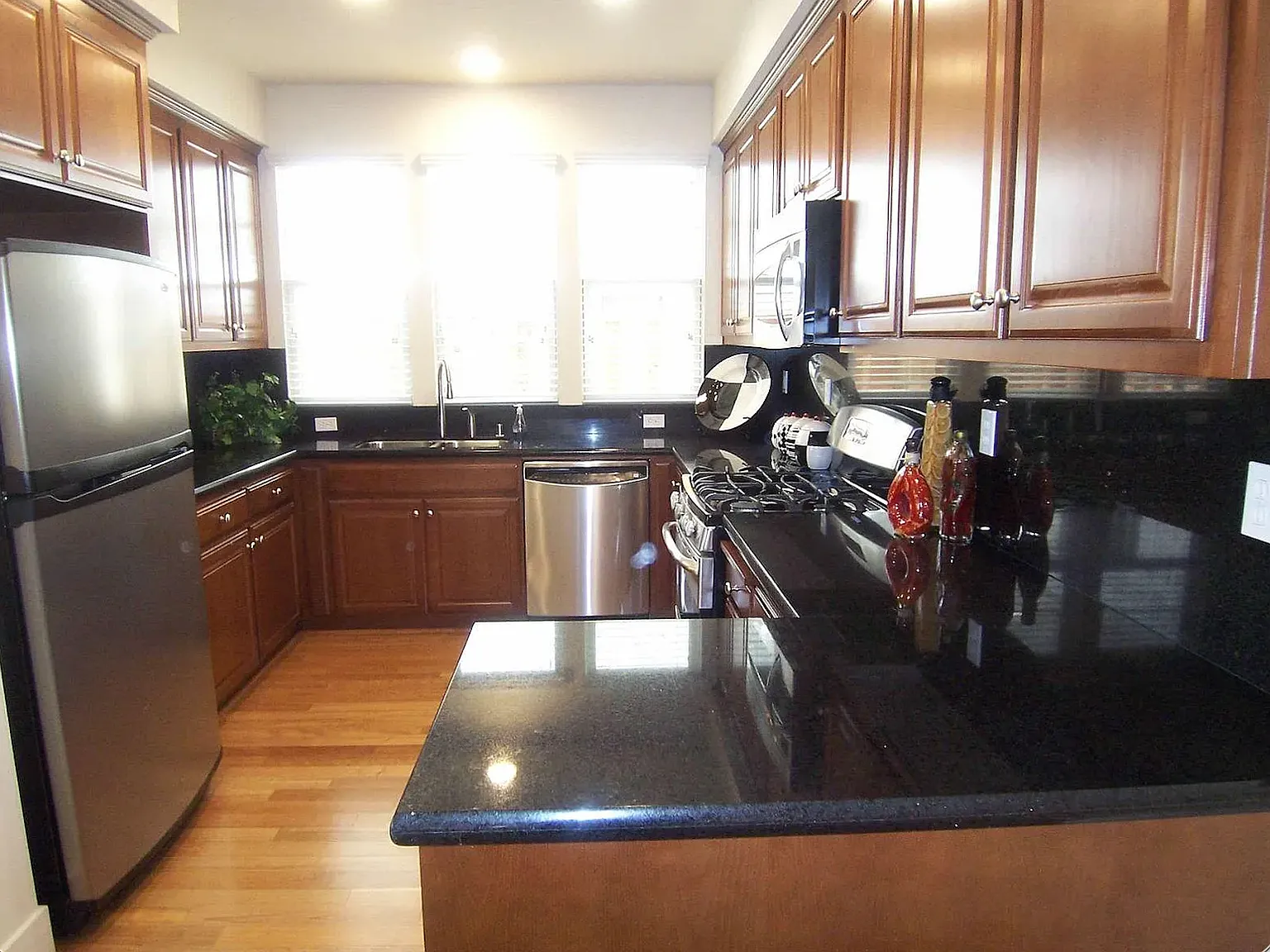 3 bed, 2.5 bath, 1679 sqft, $6,844 — Photo 3
