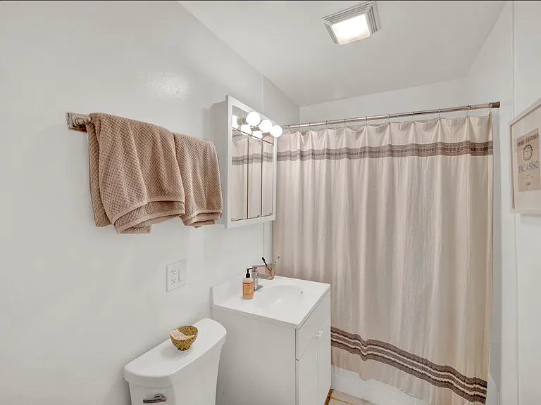 2548 N Burling St — Photo 19