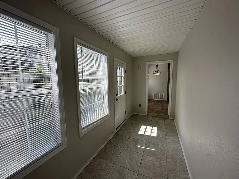 1306 Crescent St — Photo 11
