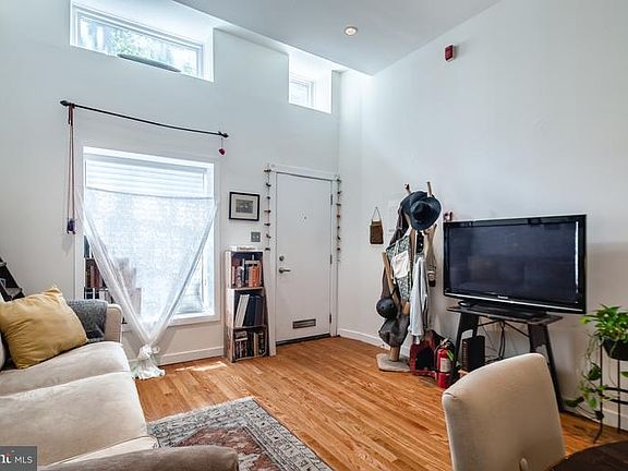 4th image of 405 Bainbridge St #A