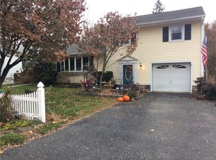 7 Canterbury Ln, New Windsor, NY 12553