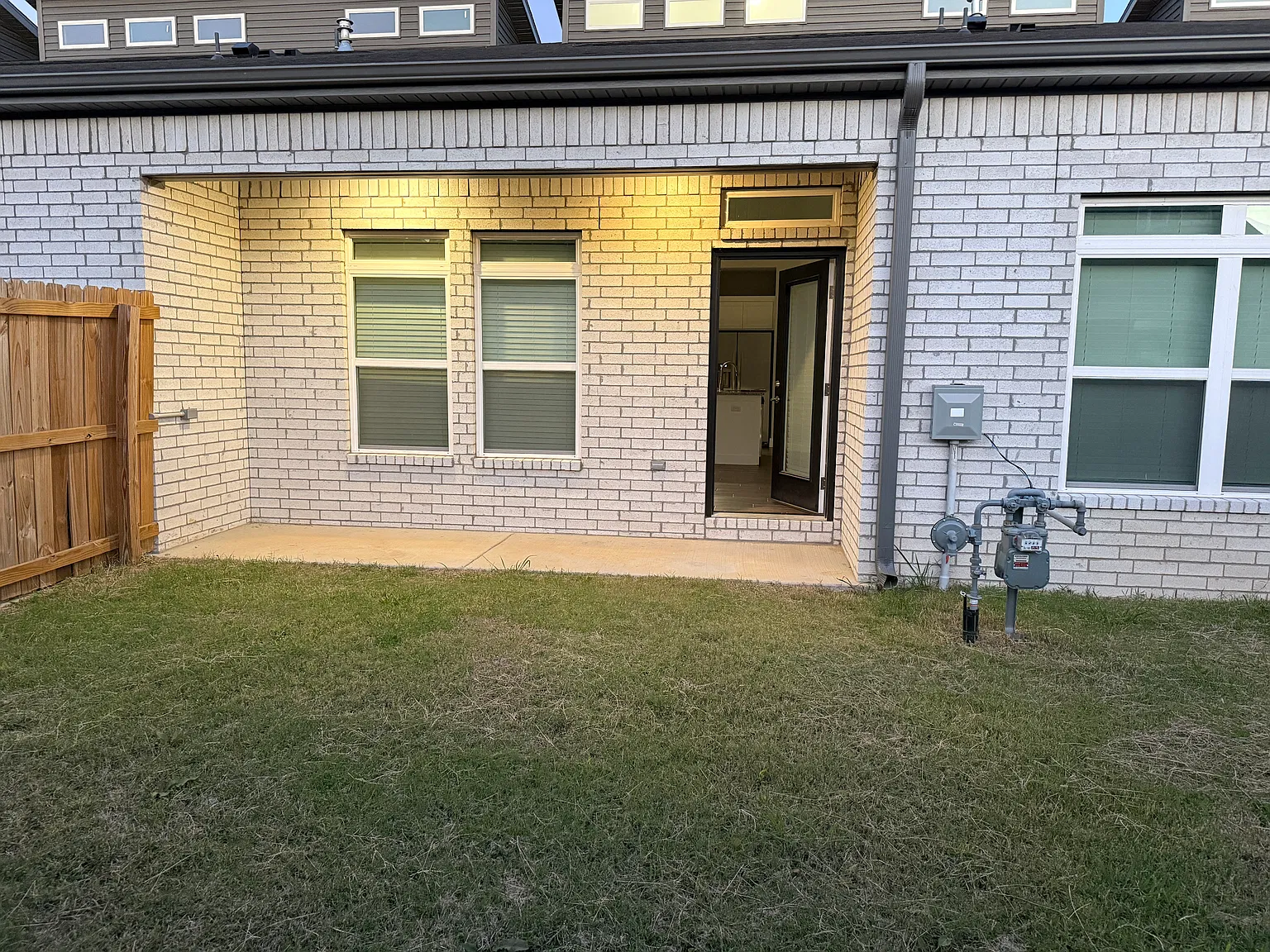 3 bed, 2.5 bath, 1450 sqft, $1,600 — Photo 3