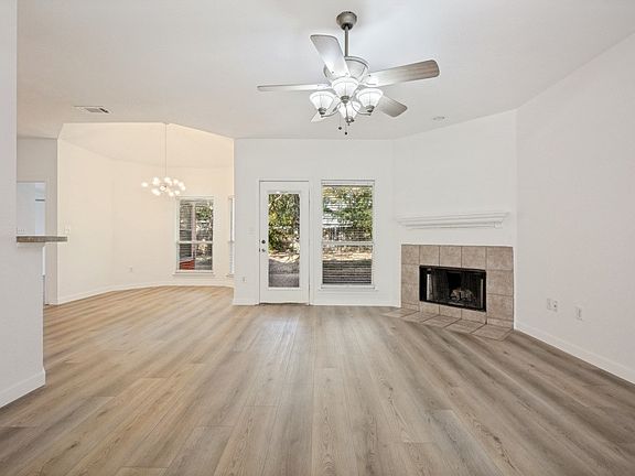4th image of 2104 Leslie St