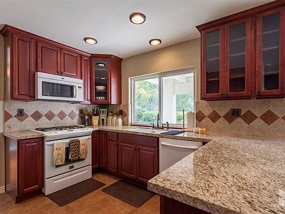 3rd image of 413 Sunny Brook Ct