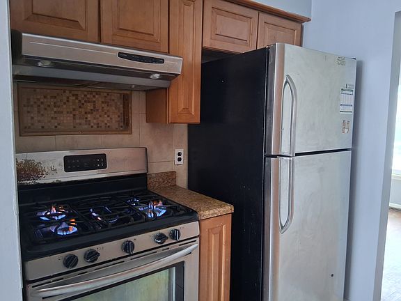 3rd image of 979 Terrace Ln