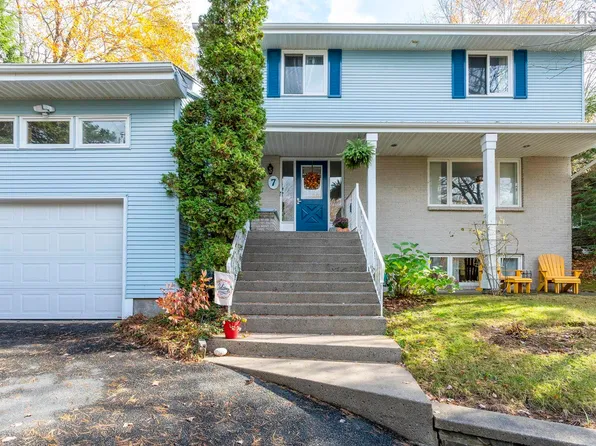 7 Lake Charles Dr, Dartmouth, NS B2X 2T1