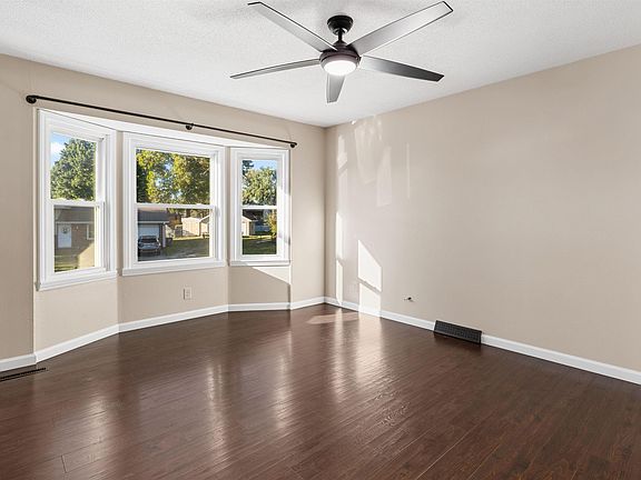 5th image of 803 Manor Ct