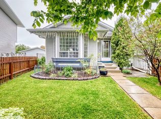 16 Martinridge Way E, Calgary, AB T3J3C8