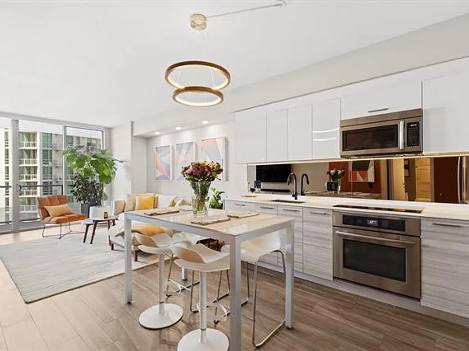 1300 Brickell Bay Dr #2105