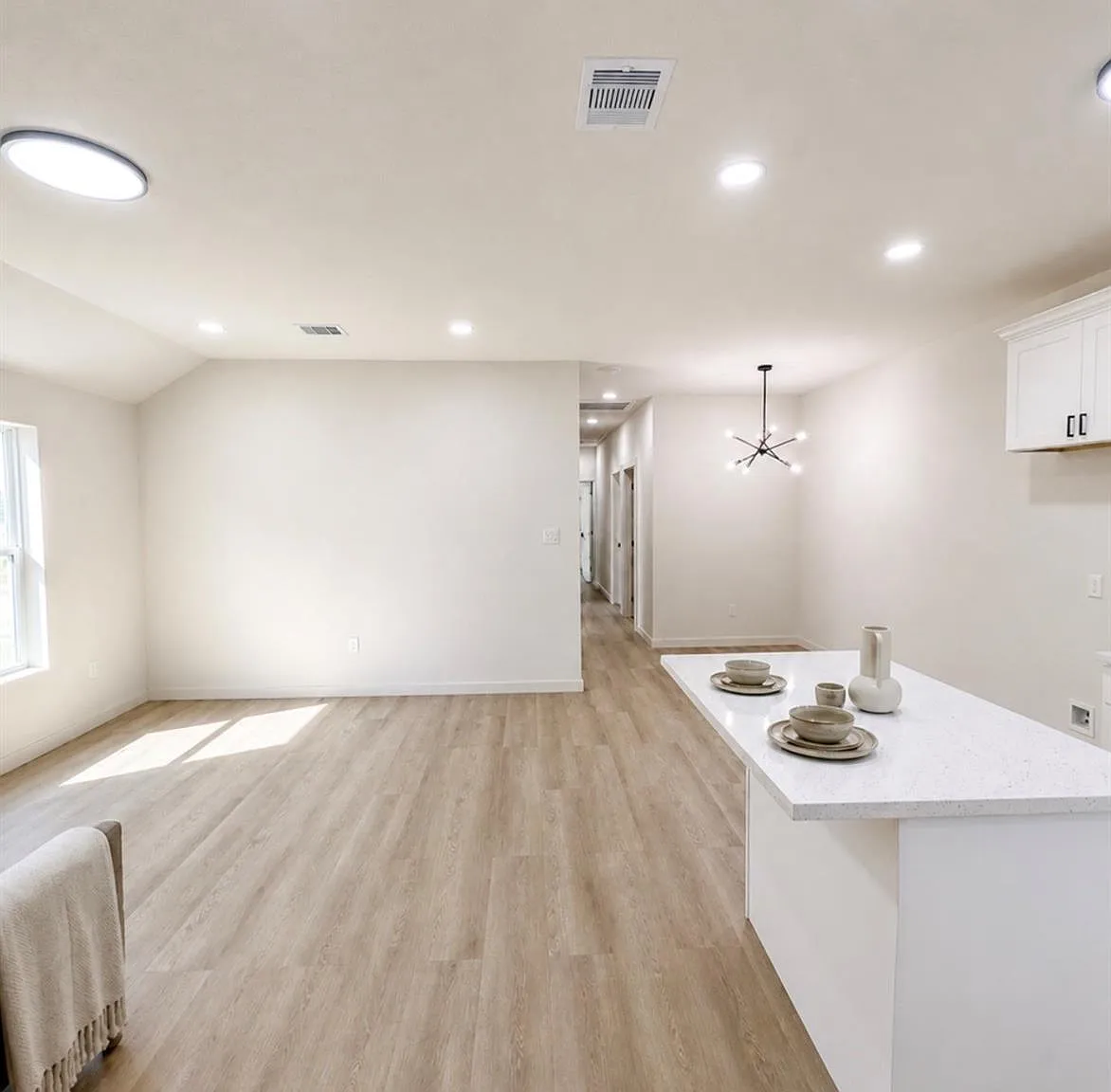 3 bed, 2.0 bath, 1230 sqft, $1,700 — Photo 2