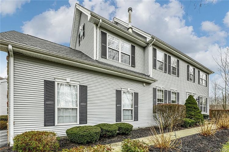 1st image of 210 Woodlands Dr