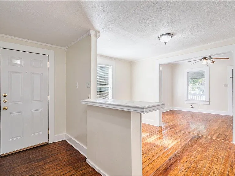 208 W Lockhart St — Photo 10