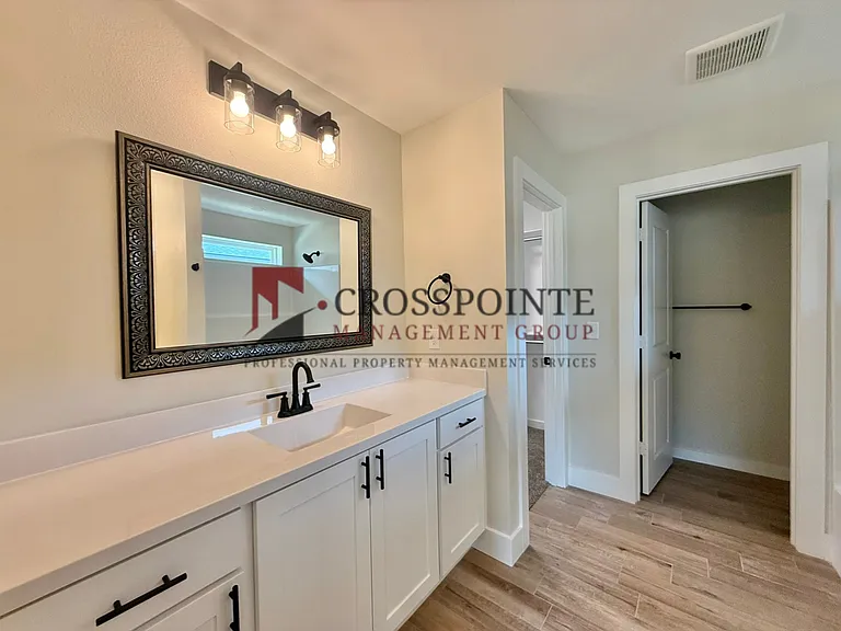 17434 Crossing Cir — Photo 8