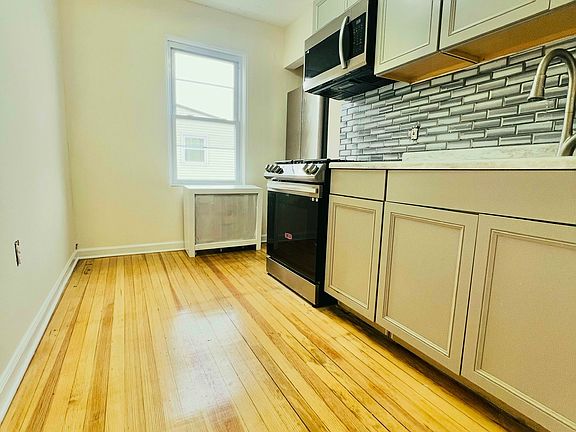 3rd image of 138 Kingsland Ave Floor 2