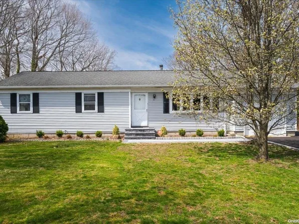 101 Hallock Lane, Rocky Point, NY 11778