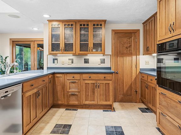 4th image of 105 Drury Ln