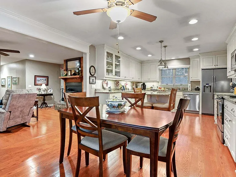 302 Summerset Ln — Photo 4