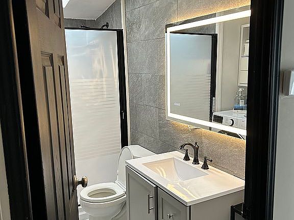 4th image of 190 W 24th St Trlr B22