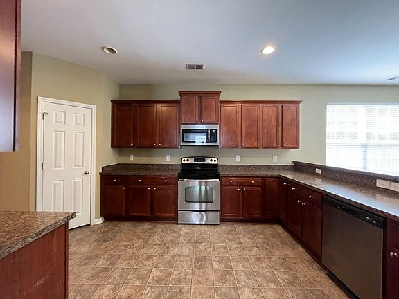 5th image of 236 Medford Dr