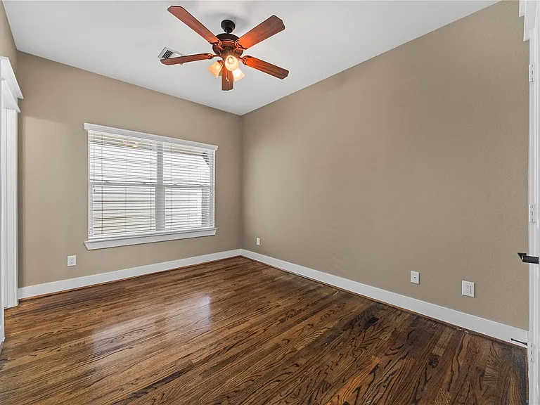 1115 W 15th St — Photo 13