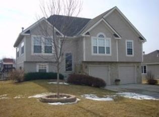 15519 Iron Creek Ct, Basehor, KS 66007