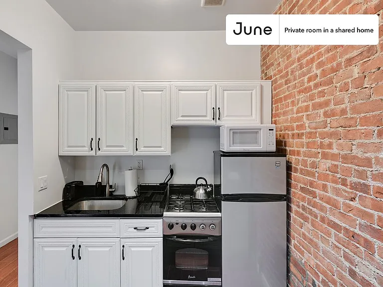 351 W 46th St #B — Photo 6