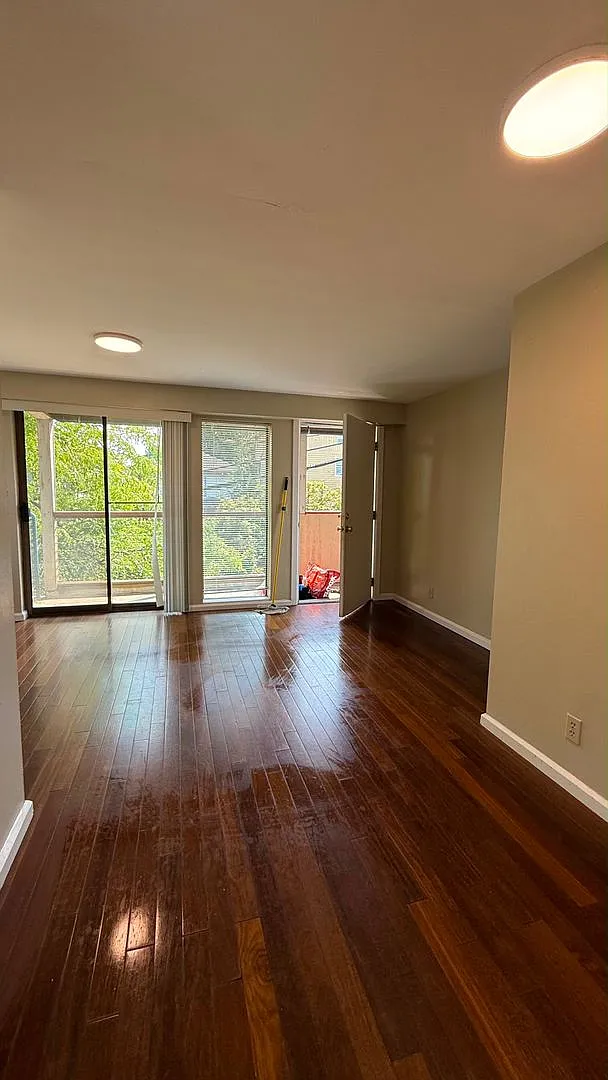 Great location in the vibrant Capitol Hill neighborhood! — Photo 4