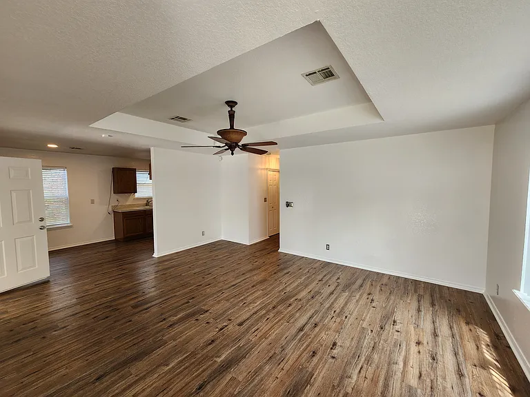 1609 E 66th Pl — Photo 2