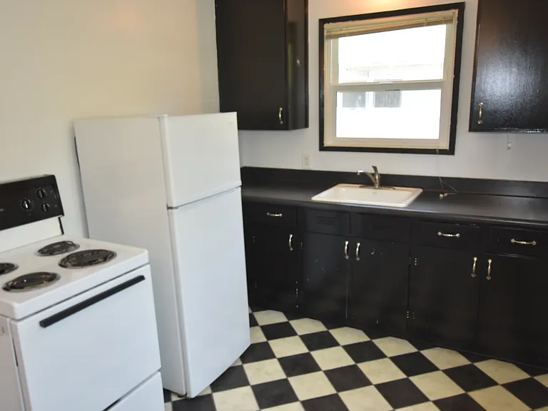 509 Everett Ave — Photo 2