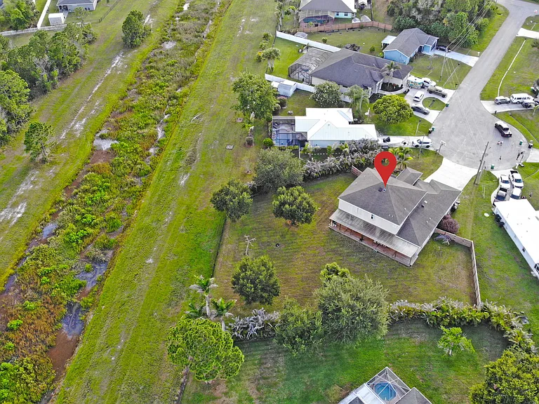 5648 NW Lorna Ct — Photo 3