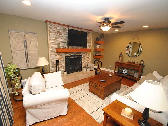 2nd image of 8102 Ridgely Oak Rd