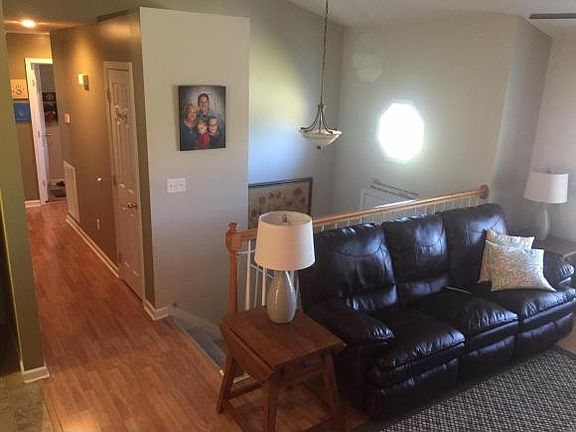 5th image of 102 Meadowlark Dr
