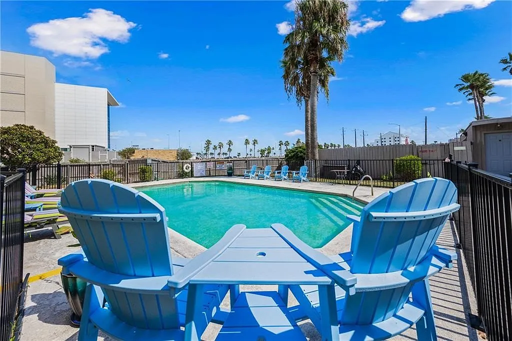 Building Photo - 520 S Chaparral St #501